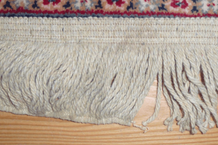 Lange Teppichfransen eines Teppichs.